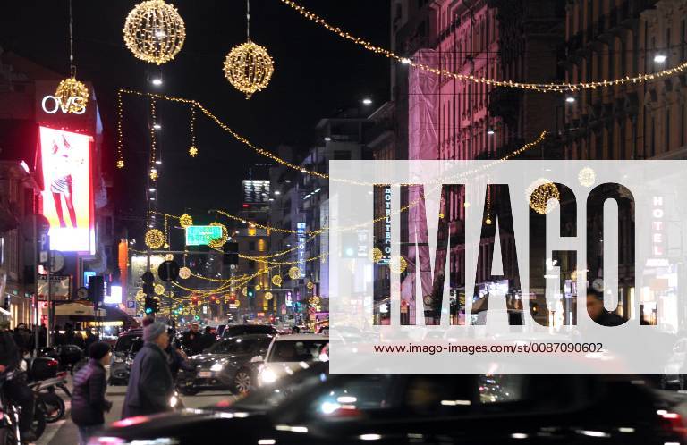 Illuminations and traffic in Corso Buenos Aires (Maurizio Maule, Milan - 2018-11-27) p.s. la foto e utilizzabile nel rispetto del contesto in cui e stata scattata, e senza intento diffamatorio del decoro delle persone rappresentate