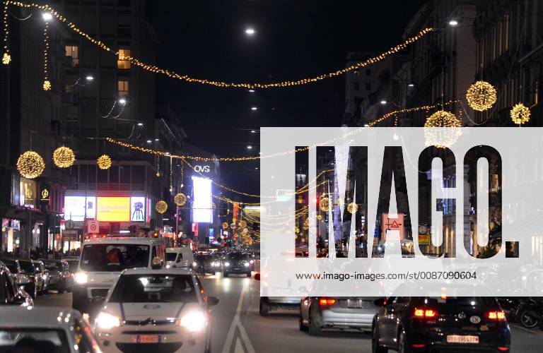 Illuminations and traffic in Corso Buenos Aires (Maurizio Maule, Milan - 2018-11-27) p.s. la foto e utilizzabile nel rispetto del contesto in cui e stata scattata, e senza intento diffamatorio del decoro delle persone rappresentate