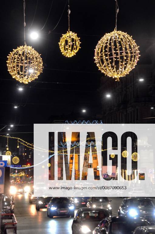 Illuminations and traffic in Corso Buenos Aires (Maurizio Maule, Milan - 2018-11-27) p.s. la foto e utilizzabile nel rispetto del contesto in cui e stata scattata, e senza intento diffamatorio del decoro delle persone rappresentate