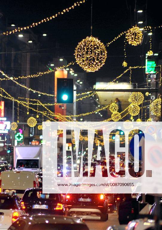 Illuminations and traffic in Corso Buenos Aires (Maurizio Maule, Milan - 2018-11-27) p.s. la foto e utilizzabile nel rispetto del contesto in cui e stata scattata, e senza intento diffamatorio del decoro delle persone rappresentate