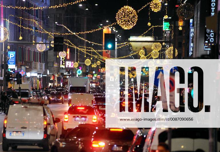 Illuminations and traffic in Corso Buenos Aires (Maurizio Maule, Milan - 2018-11-27) p.s. la foto e utilizzabile nel rispetto del contesto in cui e stata scattata, e senza intento diffamatorio del decoro delle persone rappresentate