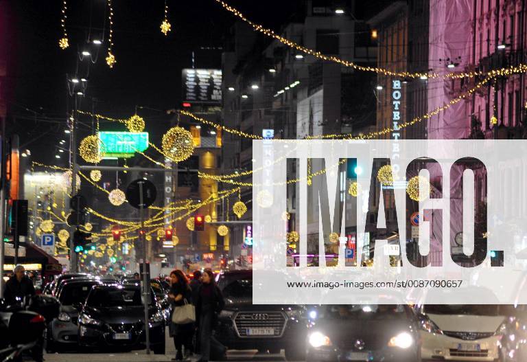 Illuminations and traffic in Corso Buenos Aires (Maurizio Maule, Milan - 2018-11-27) p.s. la foto e utilizzabile nel rispetto del contesto in cui e stata scattata, e senza intento diffamatorio del decoro delle persone rappresentate