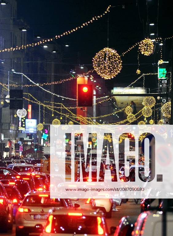 Illuminations and traffic in Corso Buenos Aires (Maurizio Maule, Milan - 2018-11-27) p.s. la foto e utilizzabile nel rispetto del contesto in cui e stata scattata, e senza intento diffamatorio del decoro delle persone rappresentate