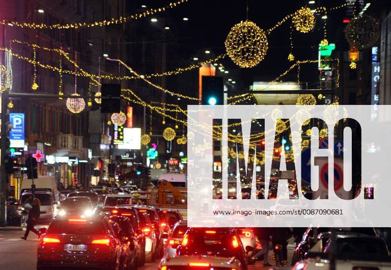 Illuminations and traffic in Corso Buenos Aires (Maurizio Maule, Milan - 2018-11-27) p.s. la foto e utilizzabile nel rispetto del contesto in cui e stata scattata, e senza intento diffamatorio del decoro delle persone rappresentate