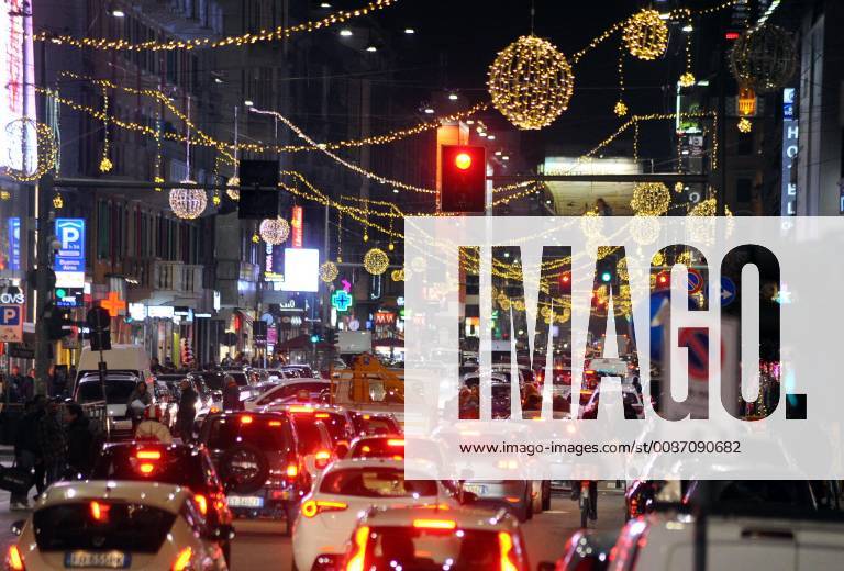 Illuminations and traffic in Corso Buenos Aires (Maurizio Maule, Milan - 2018-11-27) p.s. la foto e utilizzabile nel rispetto del contesto in cui e stata scattata, e senza intento diffamatorio del decoro delle persone rappresentate