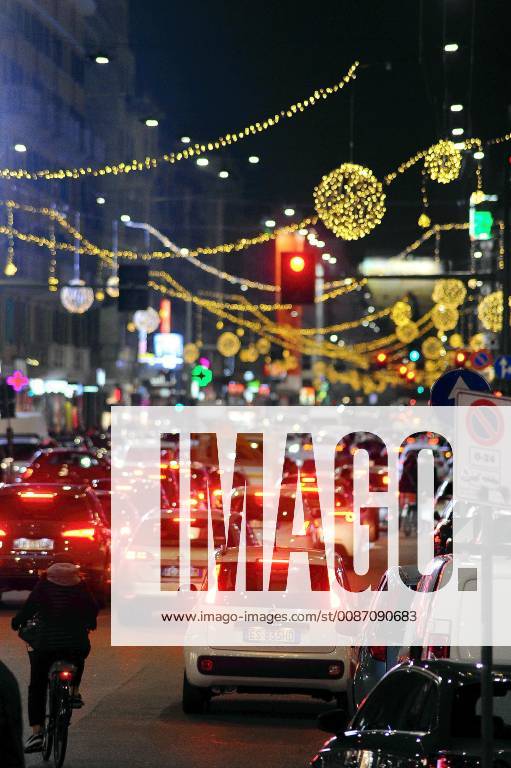 Illuminations and traffic in Corso Buenos Aires (Maurizio Maule, Milan - 2018-11-27) p.s. la foto e utilizzabile nel rispetto del contesto in cui e stata scattata, e senza intento diffamatorio del decoro delle persone rappresentate