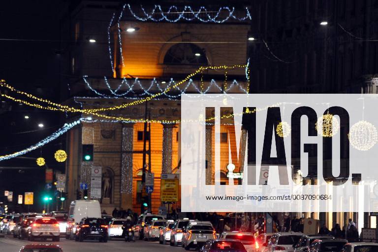 Illuminations and traffic in Corso Buenos Aires (Maurizio Maule, Milan - 2018-11-27) p.s. la foto e utilizzabile nel rispetto del contesto in cui e stata scattata, e senza intento diffamatorio del decoro delle persone rappresentate