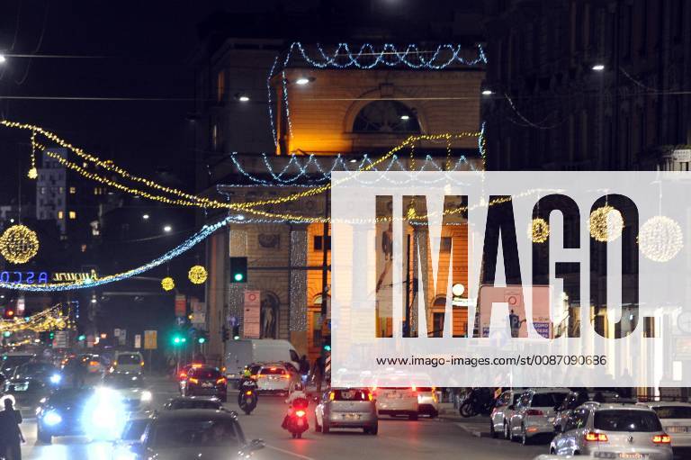 Illuminations and traffic in Corso Buenos Aires (Maurizio Maule, Milan - 2018-11-27) p.s. la foto e utilizzabile nel rispetto del contesto in cui e stata scattata, e senza intento diffamatorio del decoro delle persone rappresentate