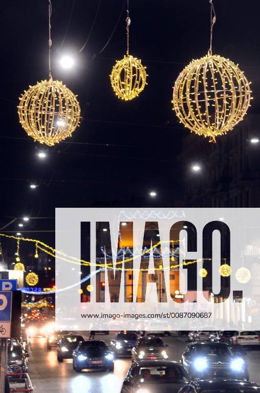 Illuminations and traffic in Corso Buenos Aires (Maurizio Maule, Milan - 2018-11-27) p.s. la foto e utilizzabile nel rispetto del contesto in cui e stata scattata, e senza intento diffamatorio del decoro delle persone rappresentate