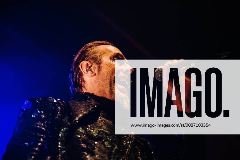 Entertainment Bilder der Woche KW48 Peter Murphy feat David J spielen 40 Jahre Bauhaus im Berliner Columbia Theater Peter Murphy, Sänger der Band Bauhaus, ist zusammen mit dem Originalbassisten David J und ihren Mitmusikern auf 40 Years of Bauhaus Tour. Fast vierzig jahre später spielen sie an diesem Abend, im Berliner Columbia Theater, das komplette Kultalbum In the flat field und im Anschluß weitere Songs aus vierzig Jahren Bandgeschichte.,