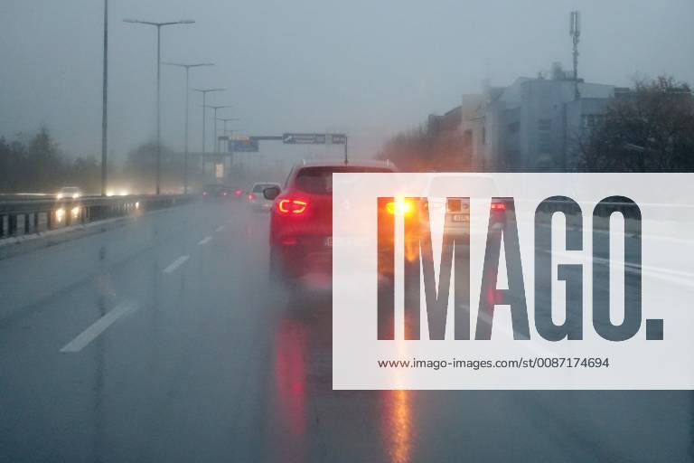 Berlin, GER - Autos fahren bei Regen und Nebel auf der A103. (A 103, A103, Abstand, Alltag, Aquaplaning, aussen, Aussenaufnahme, Autobahn, Autofahrer, Automobile, Autos, Autoverkehr, BAB 103, beeintraechtigt, Beeintraechtigung, Berlin, blinken, Blinker, Bremslichter, Bremsweg, Bundesautobahn, deutsch, Deutschland, diesig, Europa, europaeisch, Fahrbahn, fahren, fahrend, Fahrzeuge, gefaehrlich, Gefahr, Gesellschaft, Individualverkehr, Jahreszeit, Kfz, Kraftfahrzeuge, Licht, Meteorologie, Naesse, nass, Nebel, neblig, Niederschlag, Personenkraftwagen, PKW, QF, Querformat, Reflexion, Regen, regennass, Regentropfen, Regenwetter, regnerisch, Rutschgefahr, rutschig, Scheinwerfer, Scheinwerferlicht, schlechte Sicht, schlechtes Wetter, Schlechtwetter, sehen, Sicherheit, Sicherheitsabstand, Sicht, Sichtbehinderung, Sichtproblem, Sichtwei