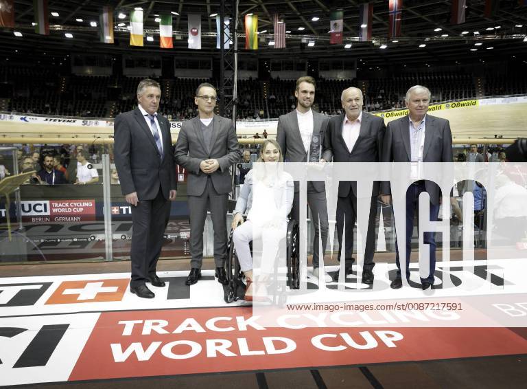 Bundesaussenminister Heiko Maas, SPD, besucht den Bahnrad-Weltcup in Berlin. Hier bei der Ehrung der Radsportler des Jahres 2018 an die querschnittgelaehmten Kristina Vogel und den Berliner Maximilian Schachmann. 01.12.2018, Berlin Deutschland