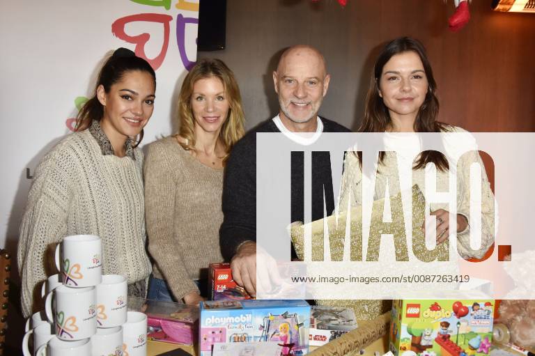 Nilam Farooq, Nina Gnädig, Simon Licht und Susan Hoecke beim Einpacken von Geschenken für Heimkinder im Rahmen einer Laughing Hearts Charity Weihnachtsaktion im Restaurantzelt Gemütlich des Grand Hyatt Hotels auf dem Weihnachtsmarkt am Gendarmenmarkt. Berlin