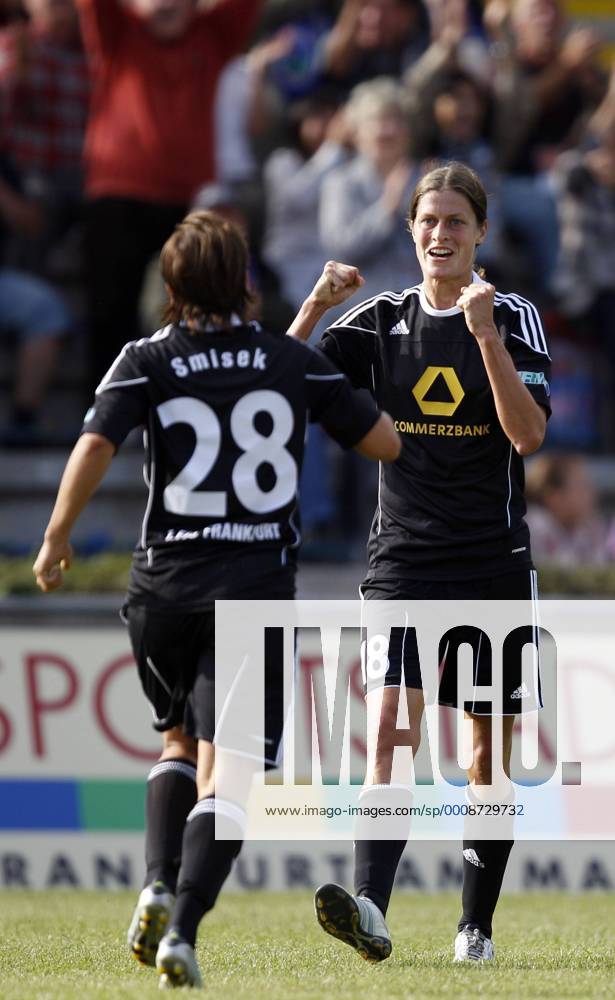 Fussball, UEFA Women s Champions League, Sechzehntelfinale, Rückspiel, 1. FFC Frankfurt (GER) vs. Stabaek FK Fotball (NOR), Jubel bei Sandra Smisek (1. FFC Frankfurt, L), Kerstin Garefrekes (1. FFC Frankfurt, R)