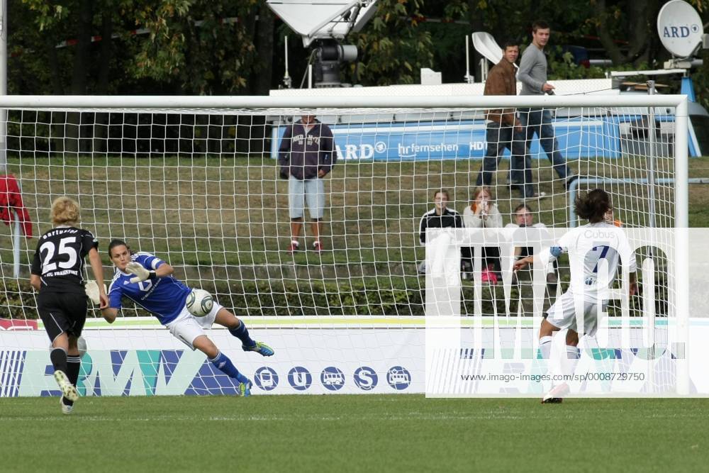 Frauenfußball, Rückspiel der UEFA Women s Champions League 1. FFC Frankfurt gegen Stabaek Fotball (Norwegen). Torfrau Nadine Angerer (1. FFC Frankfurt) hält Elfmeter von Katrine Pedersen.