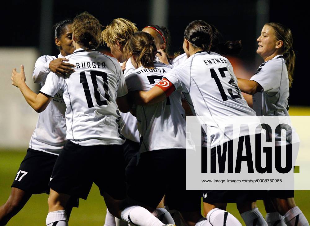 FUSSBALL - UEFA CL Damen, Neulengbach vs Almaty NEULENGBACH,AUSTRIA,05.OKT.11 - FUSSBALL, FRAUENFUSSBALL - UEFA Champions League, NOE SV Neulengbach vs CSHVSM Kairat Almaty. Bild zeigt den Jubel von Neulengbach.