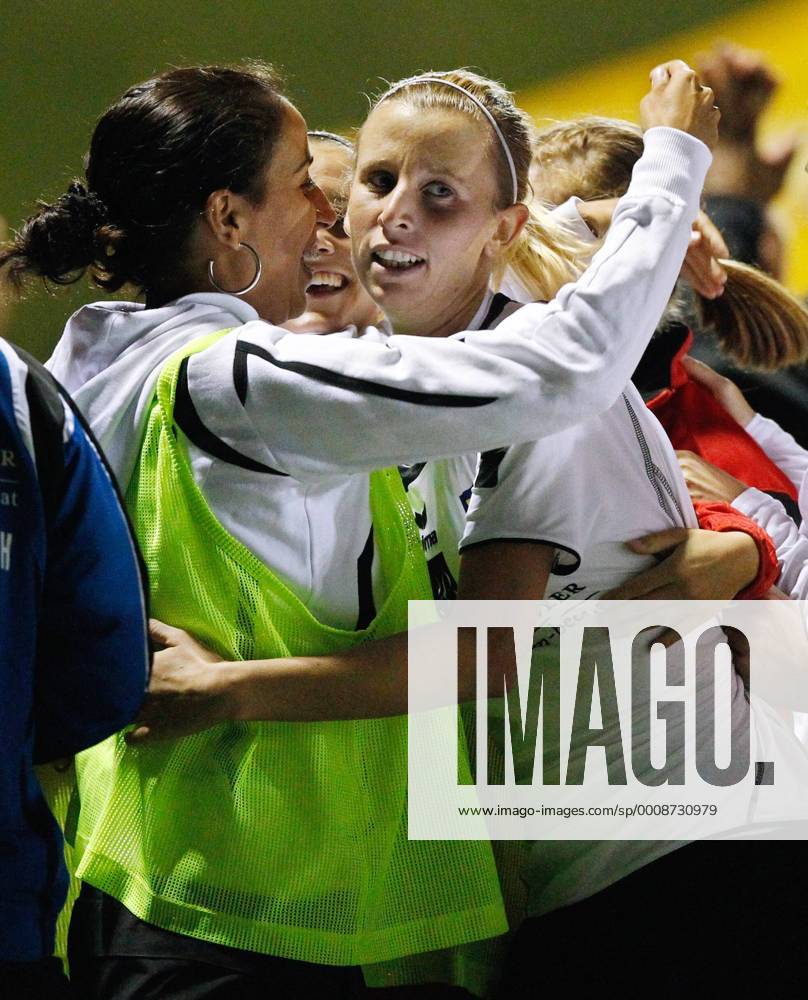 FUSSBALL - UEFA CL Damen, Neulengbach vs Almaty NEULENGBACH,AUSTRIA,05.OKT.11 - FUSSBALL, FRAUENFUSSBALL - UEFA Champions League, NOE SV Neulengbach vs CSHVSM Kairat Almaty. Bild zeigt den Jubel von Neulengbach.