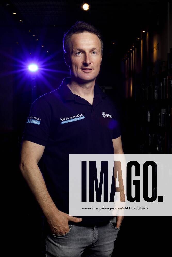 Dr. Matthias Maurer hält den Vortrag Space Talk - Raumfahrt heute und morgen beim Event Lichtjahre voraus in der Stadtbibliothek für das Deutsche Zentrum für Luft- und Raumfahrt (DLR) in der Kölner Zentralbibliothek. Köln