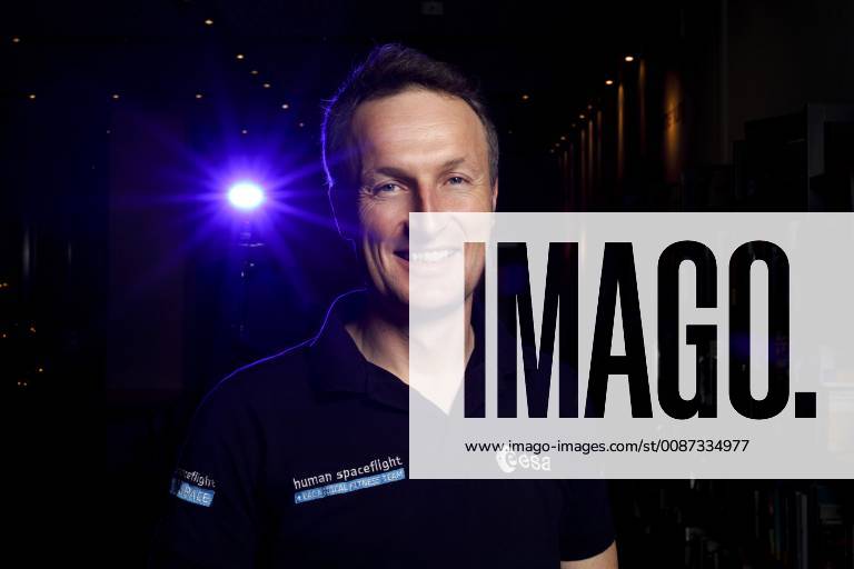 Dr. Matthias Maurer hält den Vortrag Space Talk - Raumfahrt heute und morgen beim Event Lichtjahre voraus in der Stadtbibliothek für das Deutsche Zentrum für Luft- und Raumfahrt (DLR) in der Kölner Zentralbibliothek. Köln