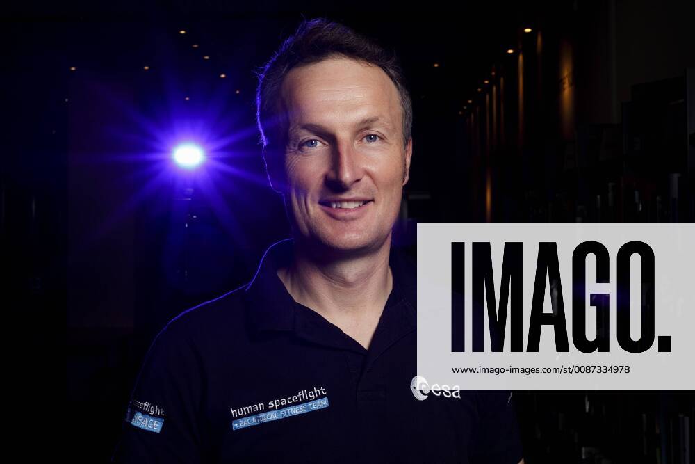 Dr. Matthias Maurer hält den Vortrag Space Talk - Raumfahrt heute und morgen beim Event Lichtjahre voraus in der Stadtbibliothek für das Deutsche Zentrum für Luft- und Raumfahrt (DLR) in der Kölner Zentralbibliothek. Köln
