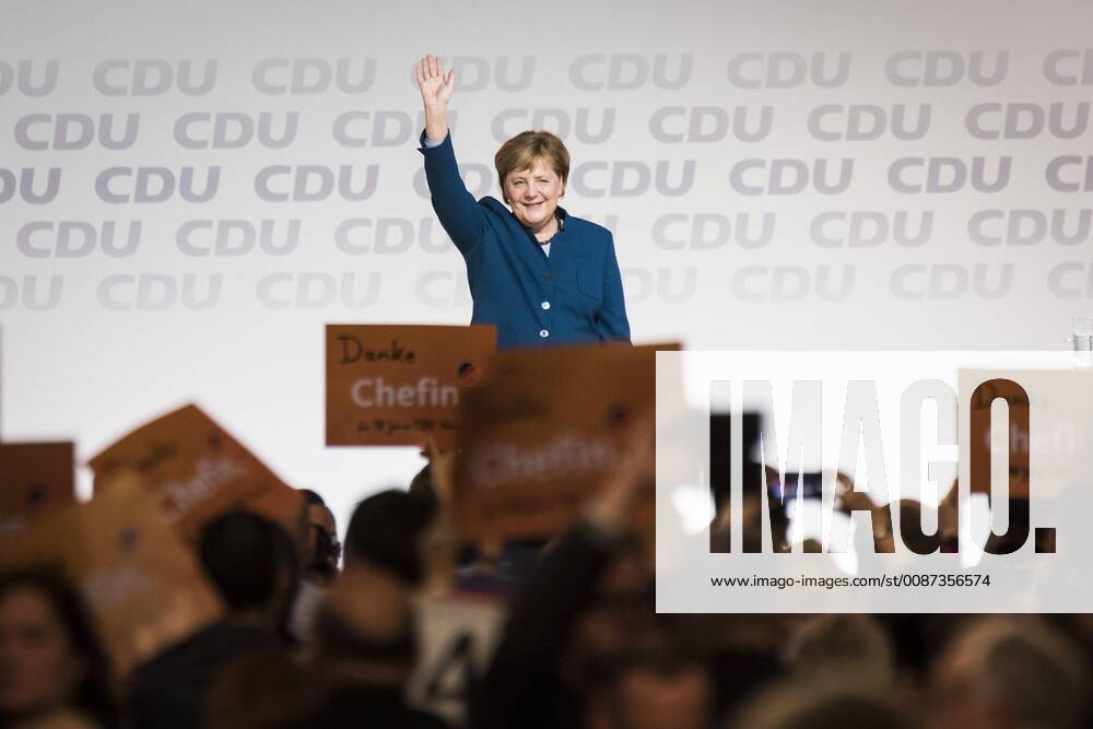 Bundeskanzlerin Angela Merkel, CDU, aufgenommen nach ihrer letzten Rede als Bundesvorsitzender der CDU im Rahmen des 31. CDU-Bundesparteitages in Hamburg, 07.12.2018. Bundeskanzlerin Angela Merkel gibt an diesem Parteitag nach 18 Jahren den CDU-Parteivorsitz ab. Hamburg Deutschland
