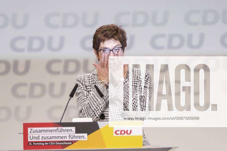 Die neu gewaehlte Vorsitzende der CDU Annegret Kramp-Karrembauer (C) gruesst die applaudierende Delegierte nach der Verkuendung der Wahlergebnisse beim 31. Parteitag der CDU Deutschland in der Messe in Hamburg am 7. DEzember 2018. 31. CDU Parteitag