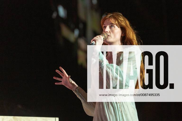 Inglewood, California, U.S - FLORENCE WELCH of Florence + The Machine during the KROQ Absolut Almost Acoustic Christmas Concert at The Forum in Inglewood, California Inglewood U.S. - ZUMAs135 20181210_zap_s135_009
