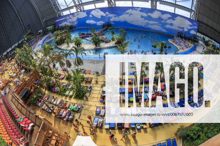 Tropical Islands wird verkauft DEU Brandenburg Brand - Briesen  Die Freizeiteinrichtung Tropical Islands in Brand (Dahme-Spreewald) soll soll im Februar kommenden Jahres an die spanische Unternehmensgruppe Parques Reunidos Group verkauft werden. Bisheriger Eigentümer ist der Mischkonzern Tanjong aus Malaysia. Laut dem Wirtschafts-Blog der spanischen Nachrichtenagentur Efe beträgt der Kaufpreis 226 Millionen Euro. Die spanischen Gruppe betriebt weltweit 64 Parks von denen 30 in Europa liegen. Laut eigenen Angaben besuchten 2017 rund 1,1 Millionen Gäste die ehemalige Zeppelin-Montagehalle. Damit gilt das Tropical Islands als größte tropische Freizeitanlage in Europa. 2004 eröffnete der Freizeitpark vor den Toren Berlins in der ehemaligen Cargolifter-Werfthalle im Landkreis Dahme-Spreewald. Seitdem wurde er mehrmals erweitert. Im J