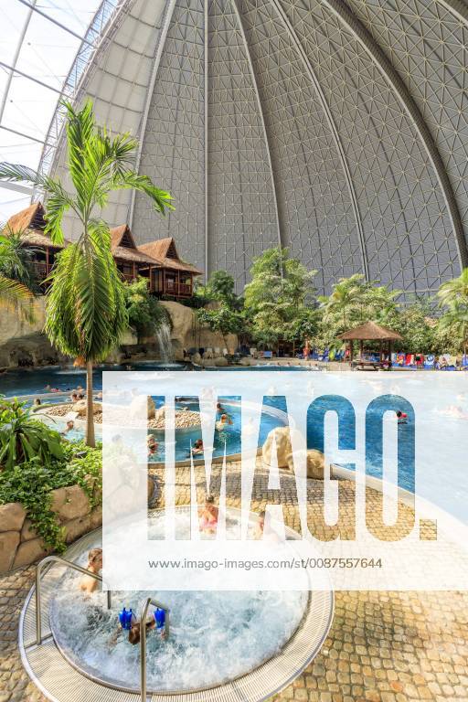 Tropical Islands wird verkauft DEU Brandenburg Brand - Briesen  Die Freizeiteinrichtung Tropical Islands in Brand (Dahme-Spreewald) soll soll im Februar kommenden Jahres an die spanische Unternehmensgruppe Parques Reunidos Group verkauft werden. Bisheriger Eigentümer ist der Mischkonzern Tanjong aus Malaysia. Laut dem Wirtschafts-Blog der spanischen Nachrichtenagentur Efe beträgt der Kaufpreis 226 Millionen Euro. Die spanischen Gruppe betriebt weltweit 64 Parks von denen 30 in Europa liegen. Laut eigenen Angaben besuchten 2017 rund 1,1 Millionen Gäste die ehemalige Zeppelin-Montagehalle. Damit gilt das Tropical Islands als größte tropische Freizeitanlage in Europa. Im Dezember 2004 eröffnete der Freizeitpark vor den Toren Berlins in der ehemaligen Cargolifter-Werfthalle im Landkreis Dahme-Spreewald. Seitdem wurde er mehrmals erw