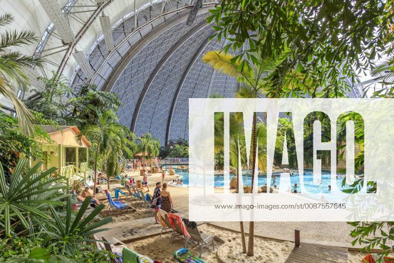 Tropical Islands wird verkauft DEU Brandenburg Brand - Briesen  Die Freizeiteinrichtung Tropical Islands in Brand (Dahme-Spreewald) soll soll im Februar kommenden Jahres an die spanische Unternehmensgruppe Parques Reunidos Group verkauft werden. Bisheriger Eigentümer ist der Mischkonzern Tanjong aus Malaysia. Laut dem Wirtschafts-Blog der spanischen Nachrichtenagentur Efe beträgt der Kaufpreis 226 Millionen Euro. Die spanischen Gruppe betriebt weltweit 64 Parks von denen 30 in Europa liegen. Laut eigenen Angaben besuchten 2017 rund 1,1 Millionen Gäste die ehemalige Zeppelin-Montagehalle. Damit gilt das Tropical Islands als größte tropische Freizeitanlage in Europa. 2004 eröffnete der Freizeitpark vor den Toren Berlins in der ehemaligen Cargolifter-Werfthalle im Landkreis Dahme-Spreewald. Seitdem wurde er mehrmals erweitert. Im J