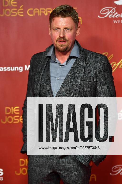 Martin GRUBER (Schauspieler), Einzelbild,angeschnittenes Einzelmotiv,Halbfigur,halbe Figur. Red Carpet,Roter Teppich Jose Carreras Gala 2018 am 12.12.2018 in M u e n ch e n,