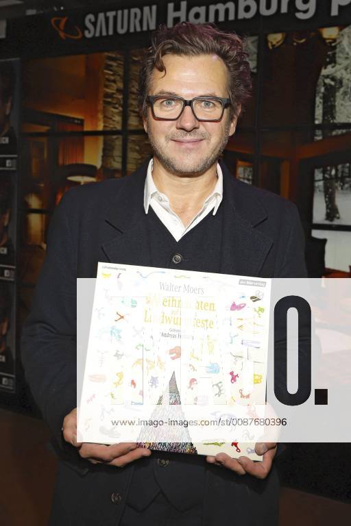 Andreas Fröhlich bei einer Lesung aus dem Buch Weihnachten auf der Lindwurmfeste von Walter Moers im Saturn. Hamburg