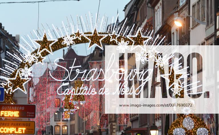 Strassburg- Weihnachtshauptstadt- steht in Leuchtscrift am Eingang zum Strassburger Weihnachtsmarkt . Die weihnachtliche Stimmung in Strassburg ist allerdings zerstoert nach dem Terroranschlag, bei dem der mutmassliche Attentaeter Cherif Chekatt, vier Menschen erschossen und zahlreiche weitere verletzt hat.