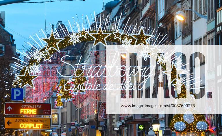 Strassburg- Weihnachtshauptstadt- steht in Leuchtscrift am Eingang zum Strassburger Weihnachtsmarkt . Die weihnachtliche Stimmung in Strassburg ist allerdings zerstoert nach dem Terroranschlag, bei dem der mutmassliche Attentaeter Cherif Chekatt, vier Menschen erschossen und zahlreiche weitere verletzt hat.