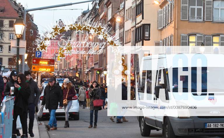 Strassburg- Weihnachtshauptstadt- steht in Leuchtscrift am Eingang zum Strassburger Weihnachtsmarkt . Die weihnachtliche Stimmung in Strassburg ist allerdings zerstoert nach dem Terroranschlag, bei dem der mutmassliche Attentaeter Cherif Chekatt, vier Menschen erschossen und zahlreiche weitere verletzt hat.