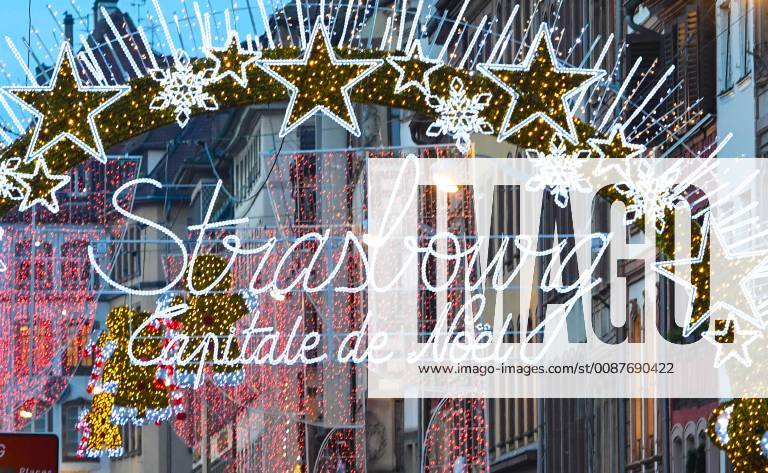 Strassburg- Weihnachtshauptstadt- steht in Leuchtscrift am Eingang zum Strassburger Weihnachtsmarkt . Die weihnachtliche Stimmung in Strassburg ist allerdings zerstoert nach dem Terroranschlag, bei dem der mutmassliche Attentaeter Cherif Chekatt, vier Menschen erschossen und zahlreiche weitere verletzt hat.