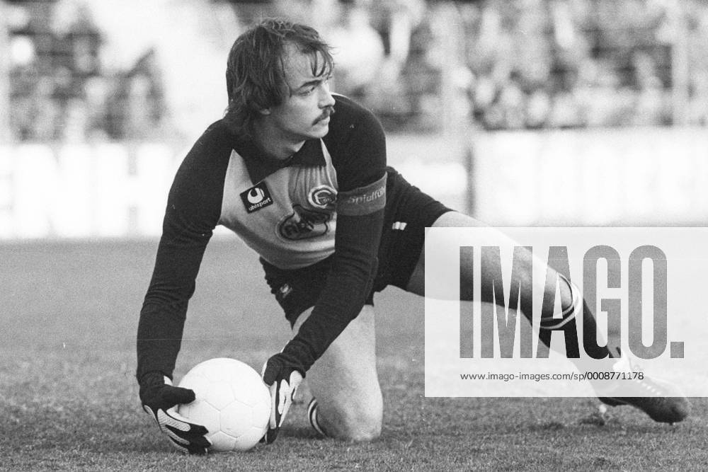 Aus 1. BL Saison 1979 1980 - Braunschweig - Fortuna Düsseldorf - Fortuna Torwart Jörg Daniel. Aktion Einzelbild Freisteller