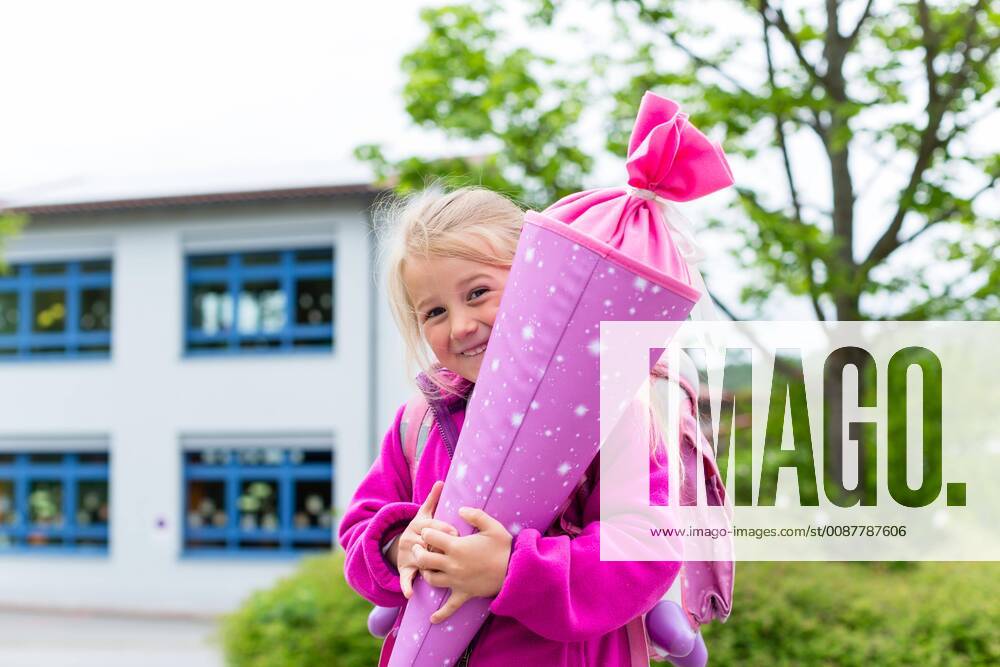 Schulkind am ersten Schultag mit Schultüte model released Symbolfoto