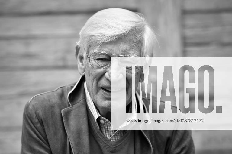 Der Schauspieler Siegfried Rauch ist im Alter von 85 Jahren gestorben, Siegfried RAUCH (Dr. Roman Melchinger), Einzelbild,angeschnittenes Einzelmotiv,Portraet,Portrait,Portrâ‰ˆ t. Zehn Jahre und 100 Folgen der Fernsehserie - DER BERGDOKTOR- im ZDF,,Pressetermin am 21.11.2017. Â¬