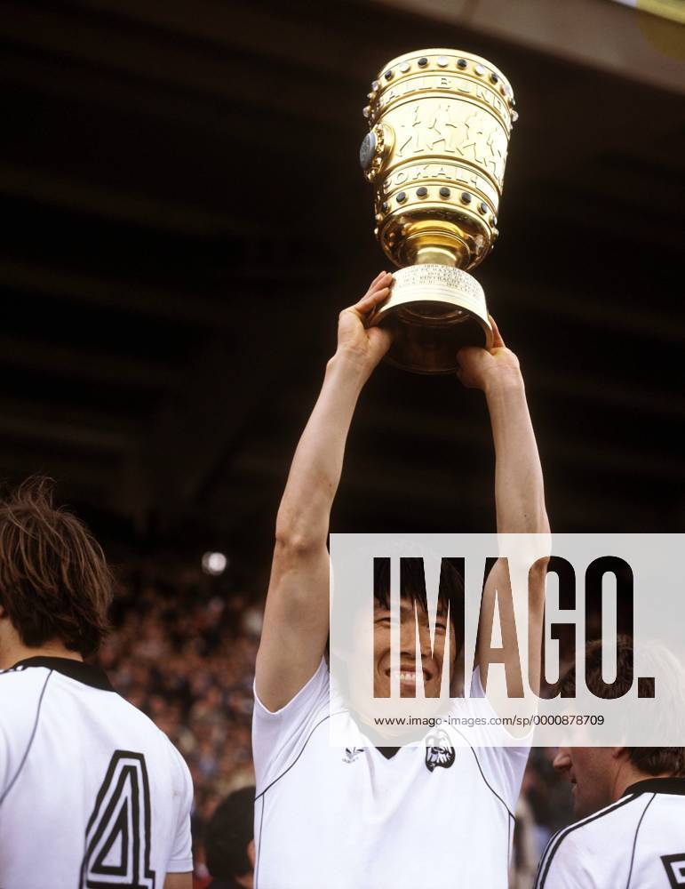 Bum-Kun Cha (Frankfurt) präsentiert stolz den DFB-Pokal Fußball 1. BL Herren DFB-Pokal 1980 1981, Pokalfinale, Pokalendspiel, Pokalspiel, Endspiel, Eintracht Frankfurt, Mfdia Einzelbild Stuttgart Freude,