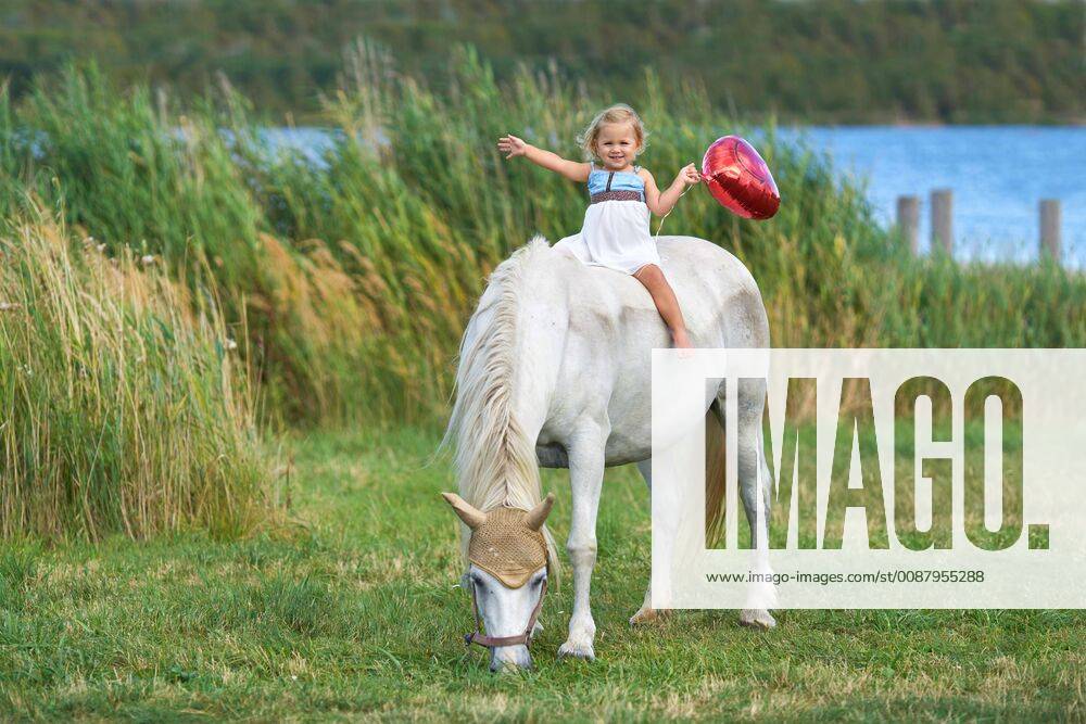 Human and animal model released Symbolfoto