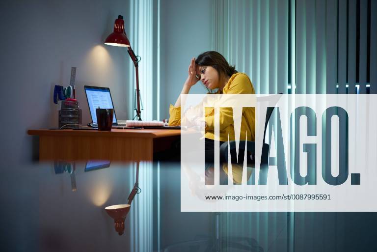 IMAGO Creative: Gesundheit, Burnout Tired Girl College Student Studying At Night model released Symbolfoto