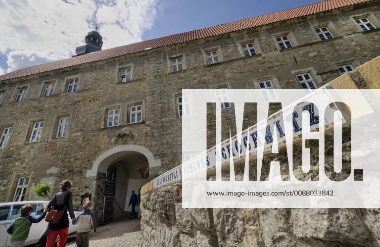 Besucher kommen am Sonntag (15.05.11) zur feierlichen Einweihung der Marienstatue im Schloss in Schochwitz, Saalekreis. Die 10 Meter hohe Figur wurde aus einem Baumstamm geschnitzt. Es soll die groesste geschnitzte Marienfigur Europas sein. Das aus dem 12. Jahrhundert stammende Schloss wird von dem Schotten Lord James R.Welsh und seiner deutschen Frau Ingrid Strauf-Zerfowski als Healing Castle genutzt, einer Begegnungsstaette fuer spirituell Interessierte aus aller Welt. (zu -Text) Schochwitz Sachsen - Anhalt Deutschland