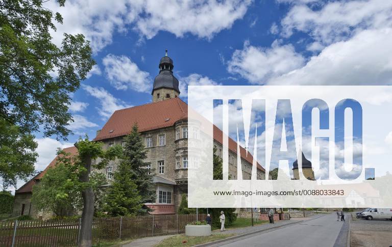 Schloss und Kirche, aufgenommen am Sonntag (15.05.11) in Schochwitz, Saalekreis. Im Schloss wurde eine Marienstatue eingeweiht. Die 10 Meter hohe Figur wurde aus einem Baumstamm geschnitzt. Es soll die groesste geschnitzte Marienfigur Europas sein. Das aus dem 12. Jahrhundert stammende Schloss wird von dem Schotten Lord James R.Welsh und seiner deutschen Frau Ingrid Strauf-Zerfowski als Healing Castle genutzt, einer Begegnungsstaette fuer spirituell Interessierte aus aller Welt. (zu -Text) Schochwitz Sachsen - Anhalt Deutschland