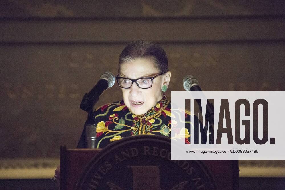 IMAGO ICONS: Ruth Bader Ginsburg Berühmte Feministinnen, Ruth Bader Ginsburg December 14, 2018 - Washington, DC, United States of America - U.S Supreme Court Justice Ruth Bader Ginsburg speaks during an immigration Naturalization Ceremony on Bill of Rights Day at the National Archives December 14, 2018 in Washington, D.C. Washington United States of America - ZUMAp138 20181214_zaa_p138_024