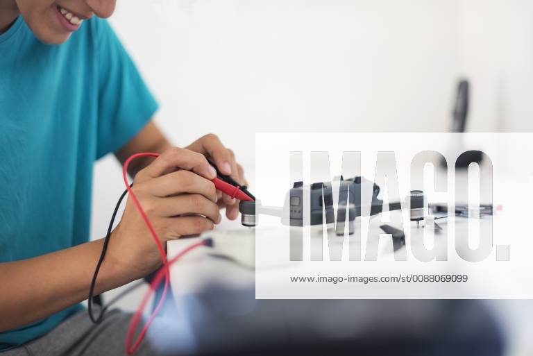 Boy repairing drone model released Symbolfoto DIGF05127