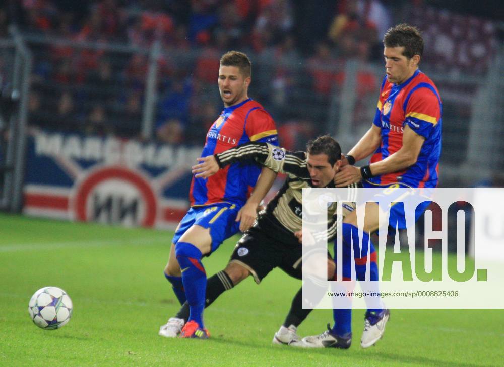 Fussball Herren UEFA Champions League Saison 2011 2012 Stadion St.Jakob. FC Basel - Benfica Lissabon.0:2 Bild zeigt Markus Steinhöfer li. und Benjamin Huggel beide (FC Basel) gegen Javier Saviola Benfica Lissabon) Aktion Dreikampf