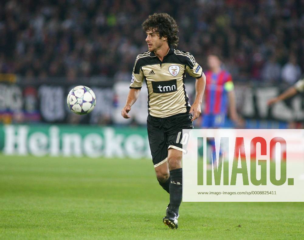 Fussball Herren UEFA Champions League Saison 2011 2012 Stadion St.Jakob. FC Basel - Benfica Lissabon.0:2 Bild zeigt Pablo Aimar ( Benfica Lissabon) Aktion Einzelbild Freisteller