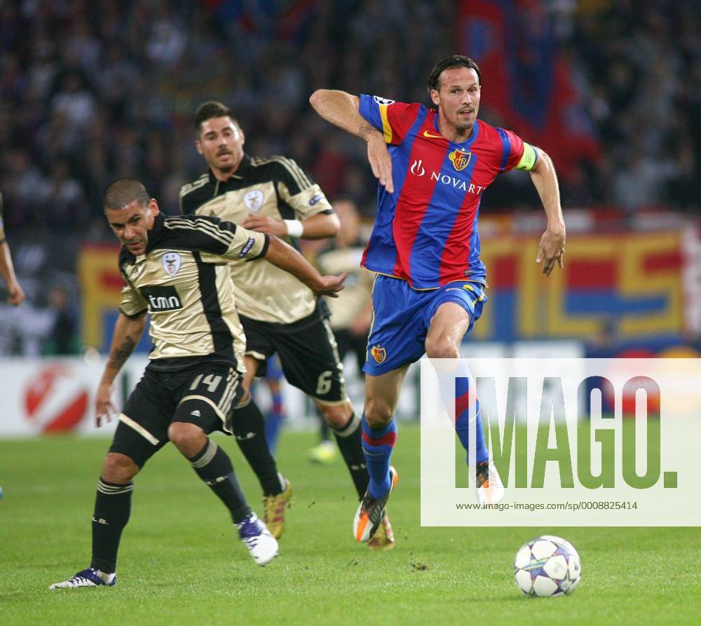 Fussball Herren UEFA Champions League Saison 2011 2012 Stadion St.Jakob. FC Basel - Benfica Lissabon.0:2 Bild zeigt Maxi Pereira - Javi Garcia beide ( Benfica Lissabon) li.. gegen Marco Streller ( FC Basel) Aktion Zweikampf