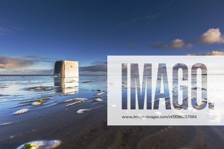 Angeschwemmter Kuehlschrank im Watt nach dem Verlust von Containern der MSC Zoe in Sturm auf der Nordsee, Niederlande, Friesland, Wierum washed up freezer in the wadden sea after lost of a container pf the cargoship MSC Zoe during a storm on the North Sea, Netherlands, Frisia, Wierum BLWS511494
